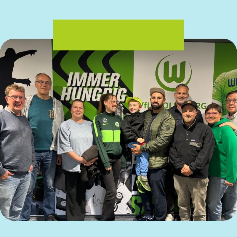 Der Vorstand und Mitglieder des Fördervereins CJD Wolfsburg e.V. in der VFL Wolfsburg Akademie