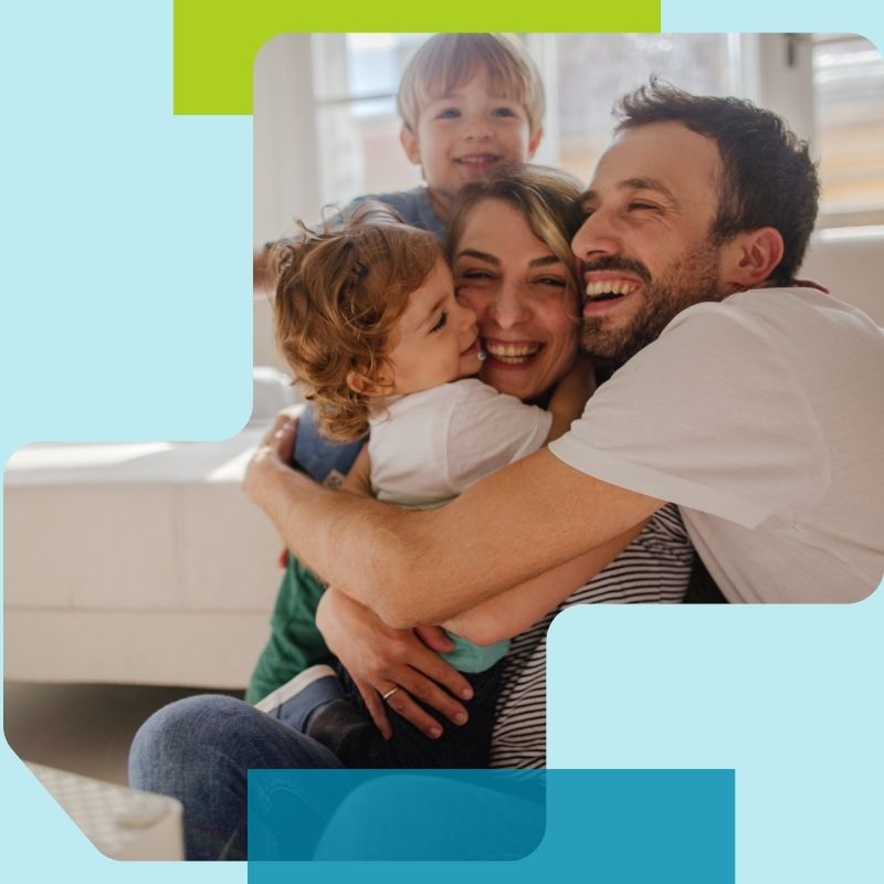 Eine Familie, die sich in den Armen hält